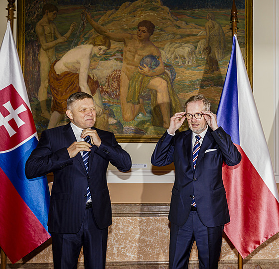 Premié�i Robert Fico a Petr Fiala