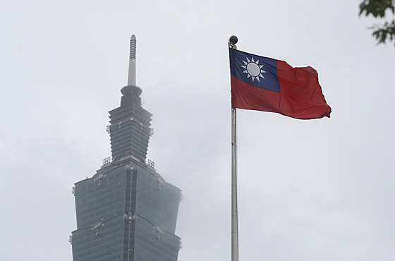 Vlajka Tchaj-wanu nedaleko mrakodrapu Taipei 101.