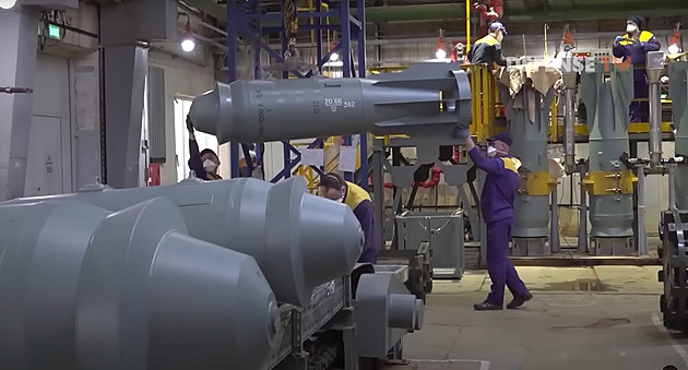 Nová ruská superbomba děsí Ukrajince. Umí zasáhnout cíl z výšky až 70 kilometrů, klíč k zneškodnění mají jen USA