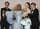 Herecké Oscary (zleva): Robert Downey Jr., Da'Vine Joy Randolphová, Emma...