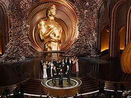 Herci a �táb filmu Oppenheimer p�ebírají cenu za nejlep�í film b�hem p�edávání...