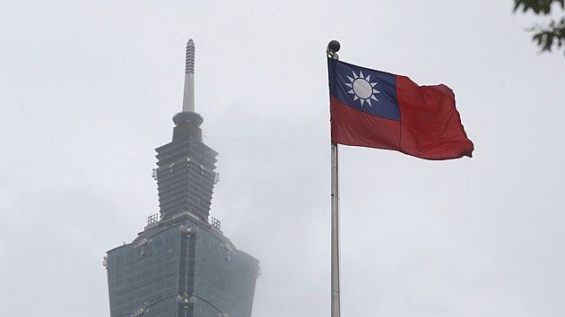 Vlajka Tchaj-wanu nedaleko mrakodrapu Taipei 101.