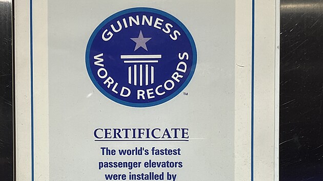 Certifikt Guinnessovy knihy rekord o zpisu vtahu v budov Taipei 101.