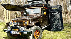 Toyota LandCruiser zvaná Foxy v sou�asné podob� se st�e�ním stanem a zázemím...