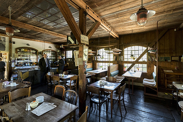 Konec legendárních nádražek? Levný oběd a pivo už nestačí, tradiční restaurace mizí z nádraží