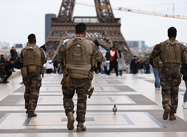Francie má tisíce vojáků v ulicích, Češi zatím vyčkávají. Evropské země řeší bezpečnostní opatření o Velikonocích