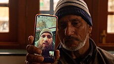 Indický otec ukazuje telefon, na kterém je snímek jeho syna v ruské armád.