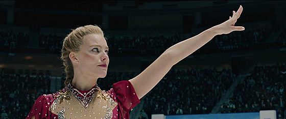 Tonya Hardingová (Margot Robbieová) okouzluje. Snímek Já, Tonya (2018). Reie:...