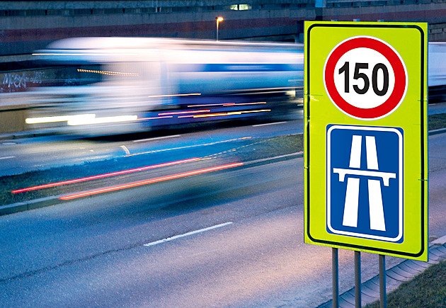 Rychlostí 150 km/h se bude v Česku jezdit už letos. Kolik tím řidiči ušetří času a kde to bude?