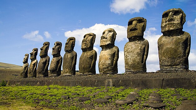 Sochy moai na Velikononím ostrov.