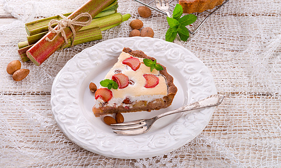 Do nápln rebarborového koláe mete podle chuti pimíchat také mandle.