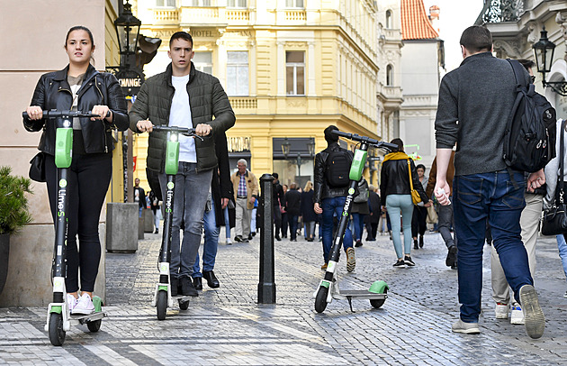 Nové povinné ručení: Češi už pojistili tísíce „přibližovadel“. Kolik zaplatí za elektrokoloběžky či skútry?