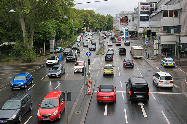 Němci odvrátili zákazy jízdy autem, upraví zákon o snižování emisí. Silniční doprava ale dál zůstává problémem