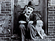 Charlie Chaplin v hlavní roli tuláka v americkém nmém filmu Psí ivot (1918),...