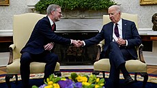 Joe Biden si podává ruku s Petrem Fialou.