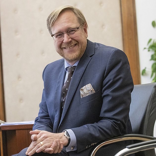 Nemůžete sehnat lékaře? Pojišťovny vám ho najdou v cizině, říká Válkův náměstek