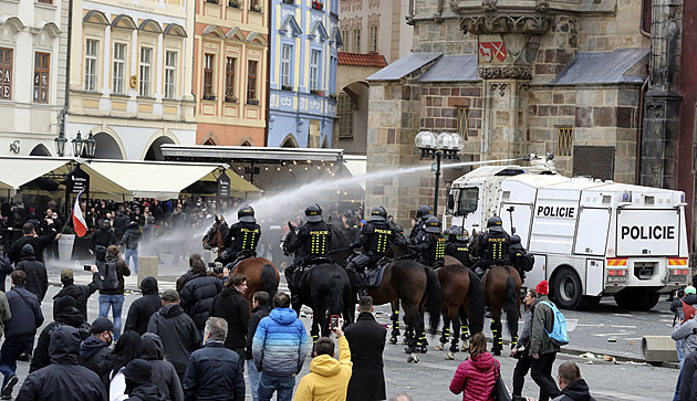 Policie má nová „vodní děla“ proti agresivním davům, posílí jednotky v Brně a v Ostravě. Co všechno umí?