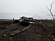 Zábr z údajných trosek amerického tanku Abrams na poli u ukrajinského msta...