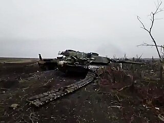 Zábr z údajných trosek amerického tanku Abrams na poli u ukrajinského msta...
