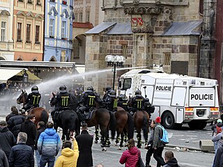 Zásah dlem. V íjnu 2020 policie vyuila vodní proud k rozehnání demonstrace...
