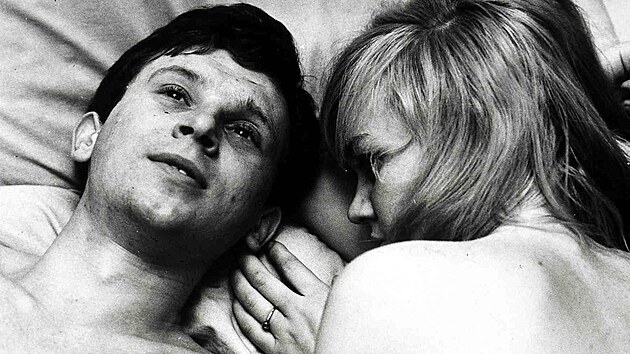 Hana Brejchov s Vladimrem Pucholtem ve filmu Lsky jedn plavovlsky (1965)