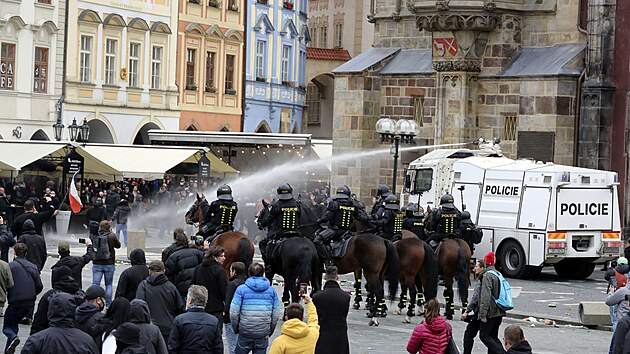 Zásah dlem. V íjnu 2020 policie vyuila vodní proud k rozehnání demonstrace...