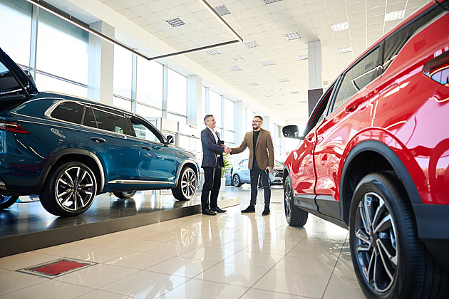 Chci si koupit auto, co mě čeká? Vyzkoušeli jsme na vlastní kůži služby pražských autosalonů