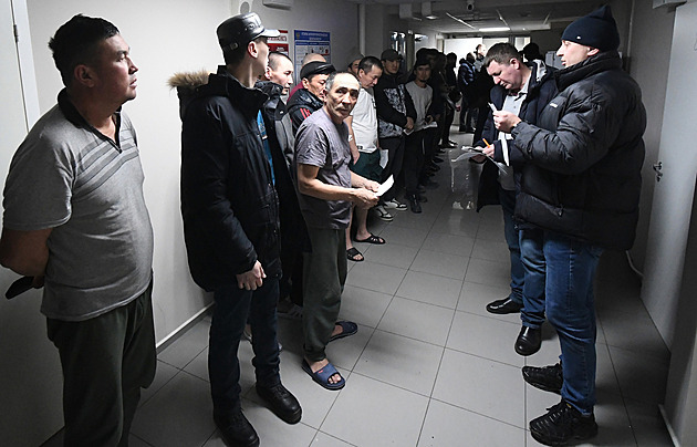 Těžký život migrantů v Rusku. Na „rizikové“ se pořádají razie, další podvodem lákají na Ukrajinu