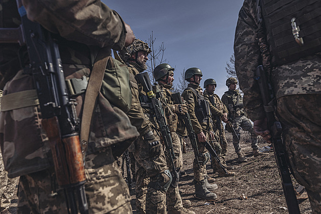 Jak velkou převahu má skutečně Rusko nad Ukrajinou? Spočítali jsme, kolik vojáků může válčit na obou stranách