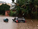 Auto stojí na zatopené silnici poblí eky Taquari bhem silných de ve mst...