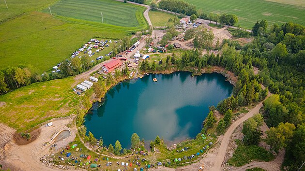 U po est se v lomu Srn u Hlinska sjedou motorizovan cestovatel na festival Cestovar 2024.