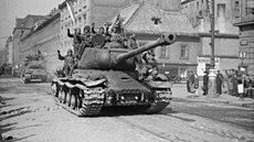 Píli divoké osvobození. Tank Rudé armády projídí praskými ulicemi. Snímek...