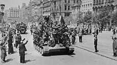 Praané vítají Rudou armádu na Václavském námstí (kvten 1945).
