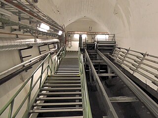 V eskalátorových tunelech stanice Klárov je dnes vloeno pevné schodit a...