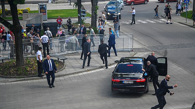 Slovenského premiéra Roberta Fica ve stedu postelili, k incidentu podle dolo...
