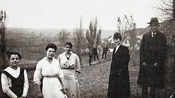 V Siemi  kolem roku 1917. Zleva: sluebná Maenka, Kafkova sestenice Irma,...
