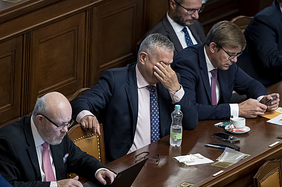 Vlastimil Válek, Jozef Síkela a Martin Kupka na jednání Poslanecké snmovny - ilustraní snímek.