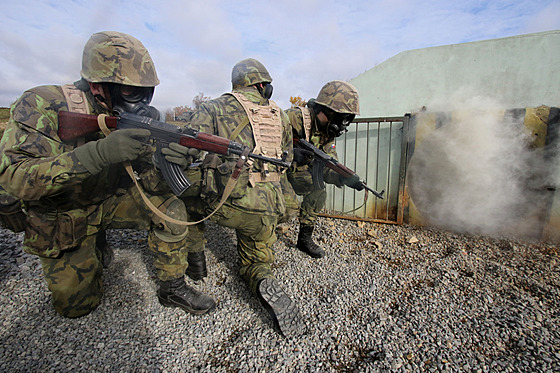 Trénink. Momentka z výcviku �len� Aktivní zálohy na oh�ové dráze ve Vy�kov�.