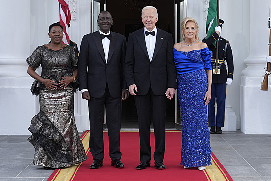 Americký prezident Joe Biden a keská hlava státu William Ruto s manelkami.