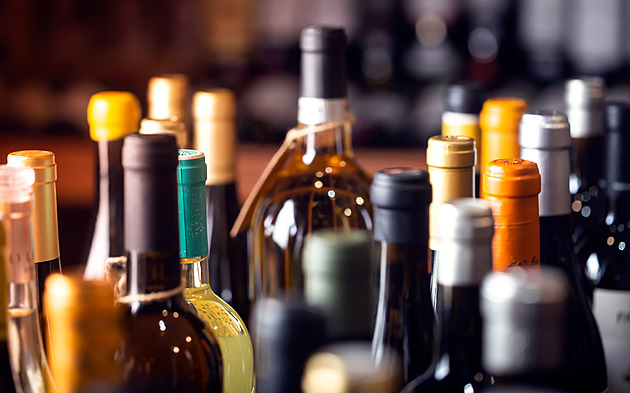 Další neúspěšné jednání vlády o zdanění tichého vína. Někteří poslanci chtějí návrh předložit sami