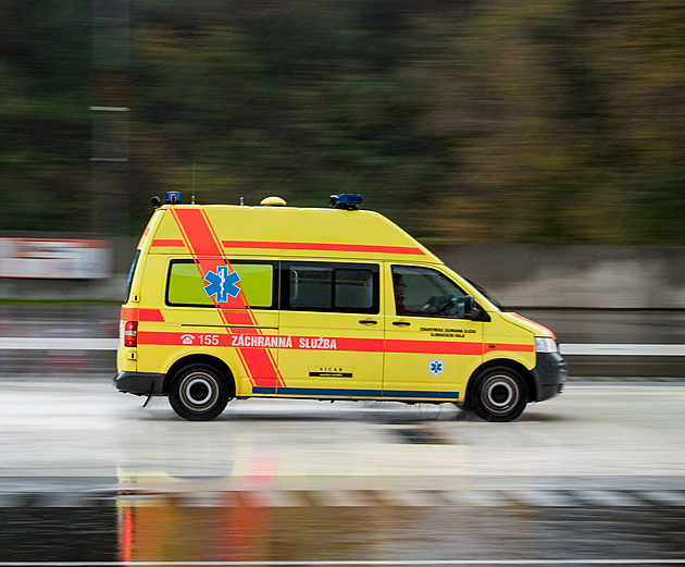 Za Třincem havarovalo osm aut, včetně nákladních. Provoz na Slovensko stál