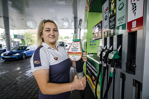 Řidiči omylem čerpají speciální benzin za 95 korun. Luxusní palivo přitom zlepšuje výkon jen některým vozům