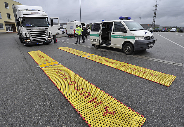 „Na váhu!“ Policie zintenzivní kontroly přetížených náklaďáků, pořídí si proti nim speciální zařízení