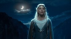 Cate Blanchett jako elfí královna Galadriel ve filmu Hobit: Neoekávaná cesta