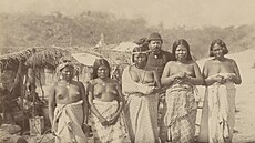 eny kmene Kauvej na fotografii z roku 1884