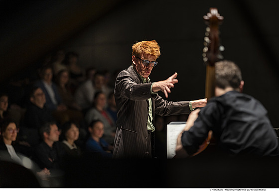 Klangforum Wien pod vedením dirigenta a skladatele Enna Poppeho na snímku z...