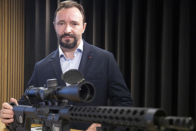 Šéfoval policejním sniperům. Ještěže vrah z fakulty neměl profesionální výcvik, říká bývalý odstřelovač Procházka