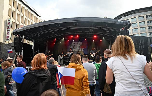 Tradiční Czech Street Party v Bruselu přilákala tisíce lidí, užít si mohly koncerty, české jídlo i pivo