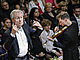 Dirigent David Robertson a houslista Josef paek pi závreném koncert ve...