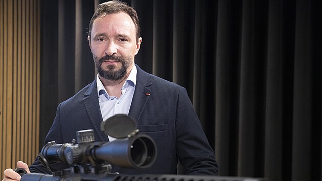 ��foval policejn�m sniper�m. Je�t�e vrah z fakulty nem�l profesion�ln� v�cvik, ��k� b�val� odst�elova� Proch�zka